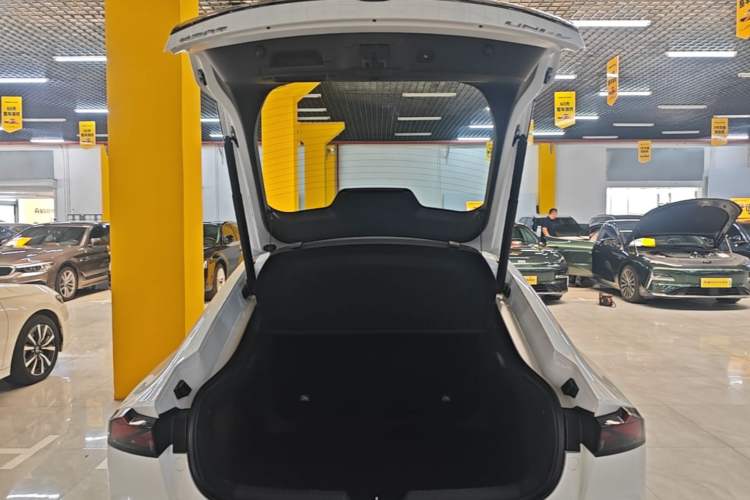 Used CHANGAN UNI-V 2025 1.5T 500Bar High-Energy Version Trunk