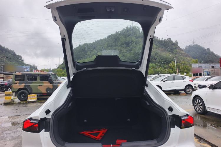 Used CHANGAN UNI-V 2025 1.5T 500Bar High-Energy Version Trunk
