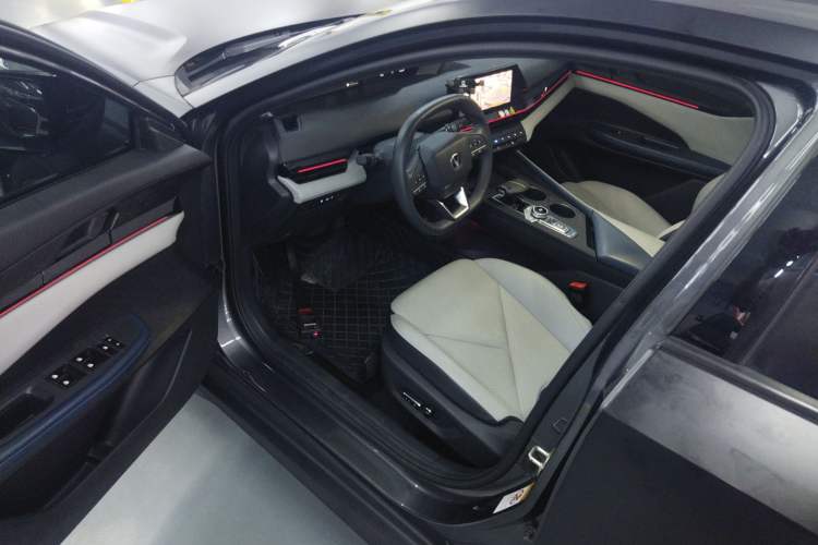 Used CHANGAN UNI-V iDD 2023 ZhiDian iDD 1.5T 113km ZhiKu Model Interior 3