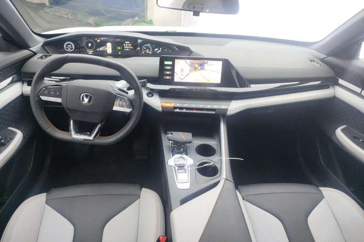 Used CHANGAN UNI-V iDD 2024 Blue Whale Smart Electric iDD 136km ZhiKu Model Center Console