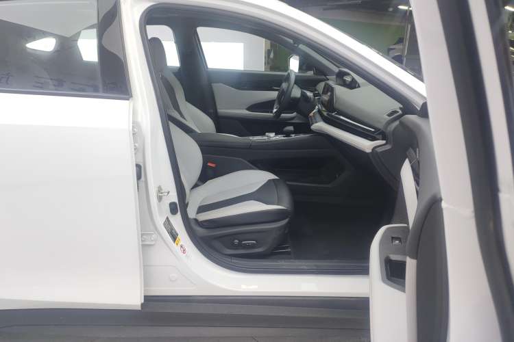 Used CHANGAN UNI-V iDD 2024 Blue Whale Smart Electric iDD 136km ZhiKu Model Right Front Seat