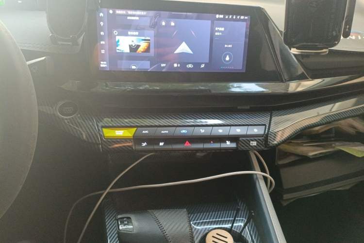 Used CHANGAN UNI-V iDD 2023 ZhiDian iDD 1.5T 113km ZhiKu Model Audio And AC Panel