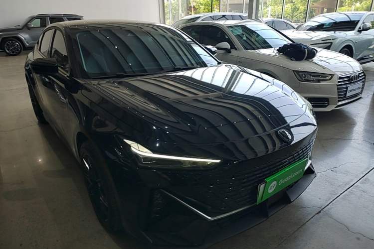 Used CHANGAN UNI-V iDD 2023 ZhiDian iDD 1.5T 113km ZhiKu Model Front Right 45 Deg