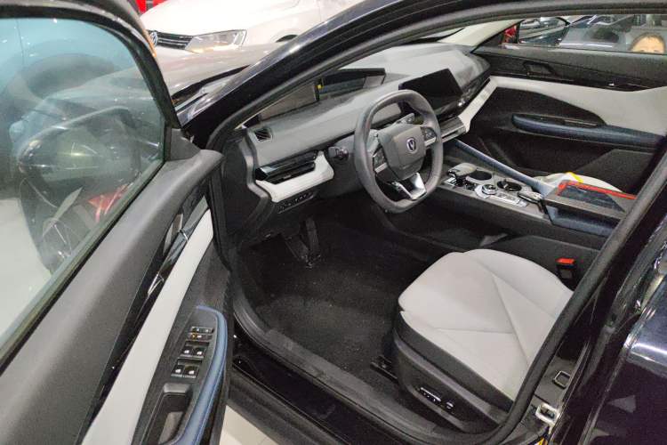 Used CHANGAN UNI-V iDD 2023 ZhiDian iDD 1.5T 113km Smart & Fun Version Interior 3