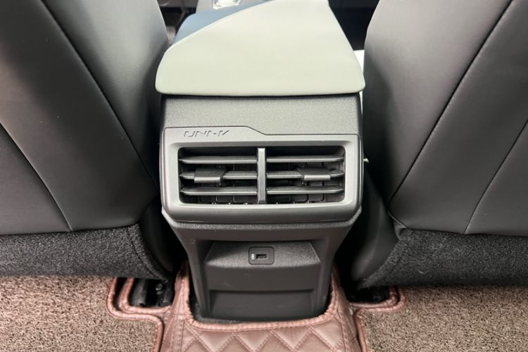 Used CHANGAN UNI-V iDD 2023 ZhiDian iDD 1.5T 113km ZhiKu Model Interior 8