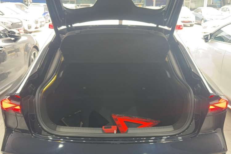 Used CHANGAN UNI-V iDD 2023 ZhiDian iDD 1.5T 113km ZhiKu Model Trunk