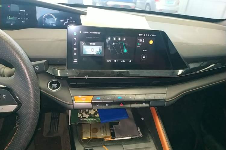 Used CHANGAN UNI-V iDD 2023 ZhiDian iDD 1.5T 113km ZhiKu Model Audio And AC Panel
