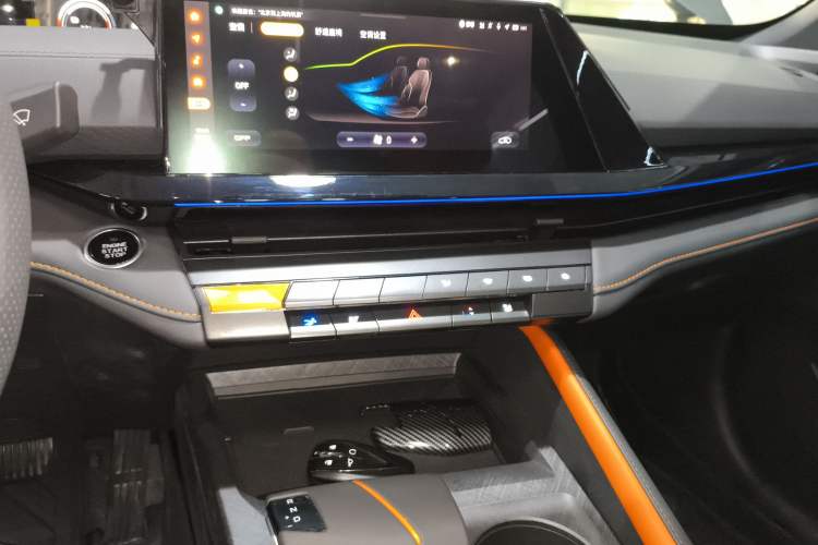 Used CHANGAN UNI-V iDD 2023 ZhiDian iDD 1.5T 113km ZhiKu Model Audio And AC Panel