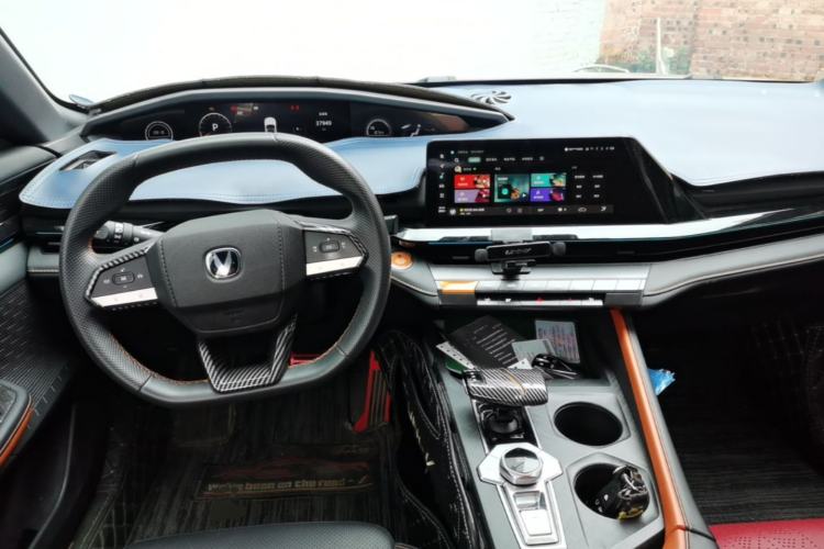 Used CHANGAN UNI-V iDD 2023 ZhiDian iDD 1.5T 113km ZhiKu Model Center Console