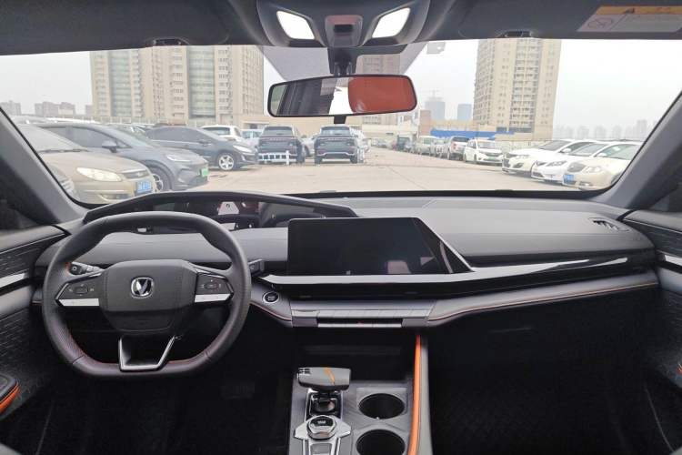 Used CHANGAN UNI-V iDD 2023 ZhiDian iDD 1.5T 113km Smart & Fun Version Center Console