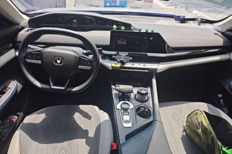 Used CHANGAN UNI-V iDD 2023 ZhiDian iDD 1.5T 113km ZhiKu Model Center Console