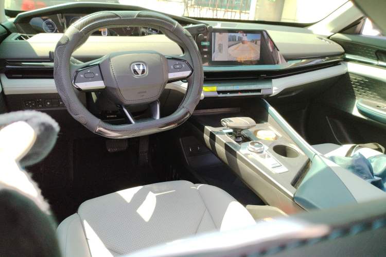 Used CHANGAN UNI-V iDD 2023 ZhiDian iDD 1.5T 113km Smart & Fun Version Center Console