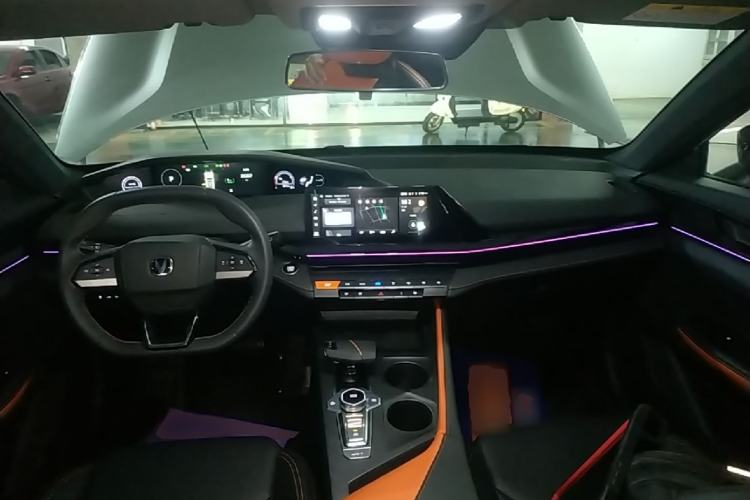 Used CHANGAN UNI-V iDD 2023 ZhiDian iDD 1.5T 113km ZhiKu Model Center Console