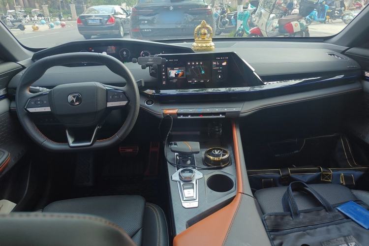 Used CHANGAN UNI-V iDD 2023 ZhiDian iDD 1.5T 113km ZhiKu Model Center Console