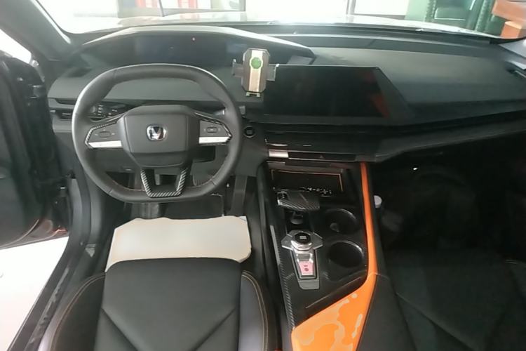 Used CHANGAN UNI-V iDD 2023 ZhiDian iDD 1.5T 113km Smart & Fun Version Center Console