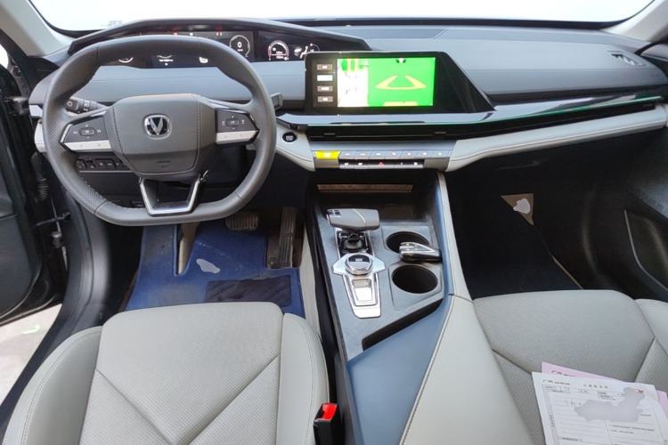 Used CHANGAN UNI-V iDD 2023 ZhiDian iDD 1.5T 113km Smart & Fun Version Center Console