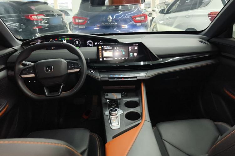 Used CHANGAN UNI-V iDD 2023 ZhiDian iDD 1.5T 113km Smart & Fun Version Center Console