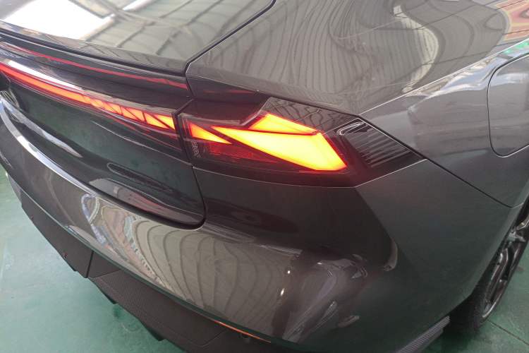 Used CHANGAN UNI-V iDD 2023 ZhiDian iDD 1.5T 113km ZhiKu Model Exterior 6