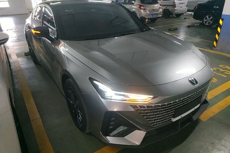 Used CHANGAN UNI-V iDD 2023 ZhiDian iDD 1.5T 113km ZhiKu Model Front Right 45 Deg
