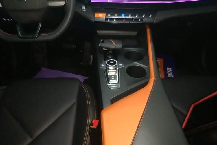 Used CHANGAN UNI-V iDD 2023 ZhiDian iDD 1.5T 113km ZhiKu Model Gear Lever