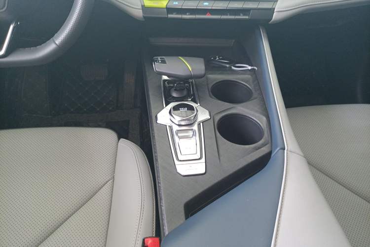 Used CHANGAN UNI-V iDD 2023 ZhiDian iDD 1.5T 113km ZhiKu Model Gear Lever