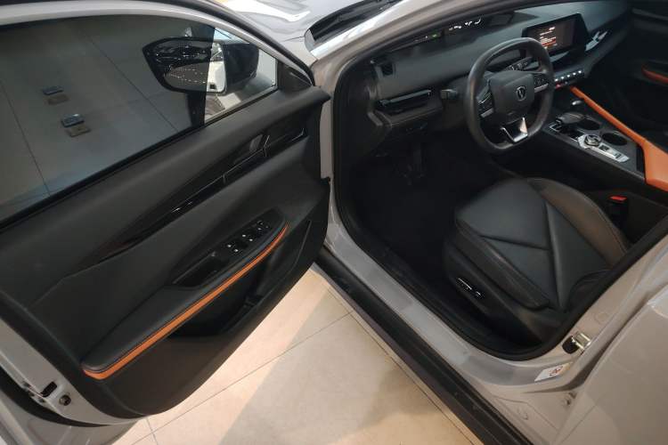 Used CHANGAN UNI-V iDD 2023 Zhidian iDD 1.5T 113km Smart & Fun Version (Rapid Edition) Interior 3