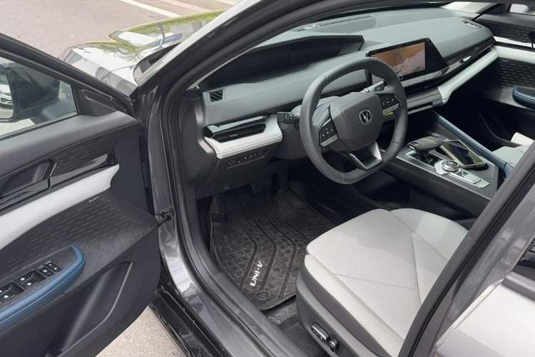 Used CHANGAN UNI-V iDD 2023 ZhiDian iDD 1.5T 113km ZhiKu Model Interior 3