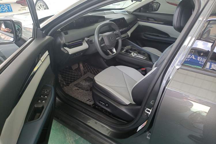 Used CHANGAN UNI-V iDD 2023 ZhiDian iDD 1.5T 113km ZhiKu Model Interior 3