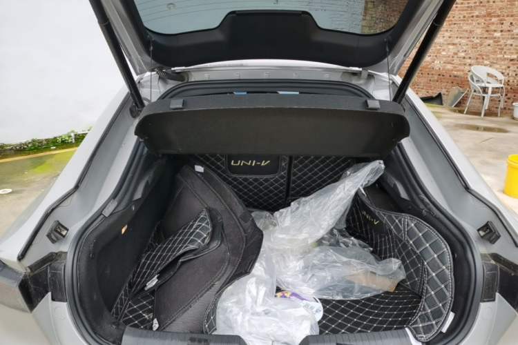 Used CHANGAN UNI-V iDD 2023 ZhiDian iDD 1.5T 113km ZhiKu Model Trunk