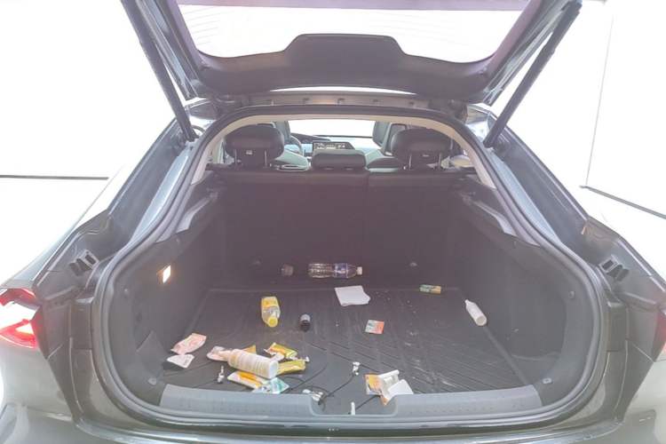 Used CHANGAN UNI-V iDD 2023 ZhiDian iDD 1.5T 113km Smart & Fun Version Trunk