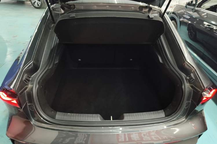 Used CHANGAN UNI-V iDD 2023 ZhiDian iDD 1.5T 113km Smart & Fun Version Trunk