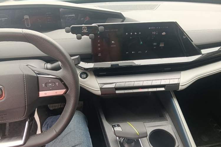 Used CHANGAN UNI-V iDD 2023 ZhiDian iDD 1.5T 113km Smart & Fun Version Center Console