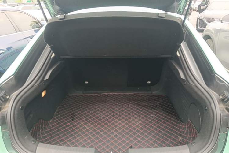 Used CHANGAN UNI-V iDD 2023 ZhiDian iDD 1.5T 113km Smart & Fun Version Trunk