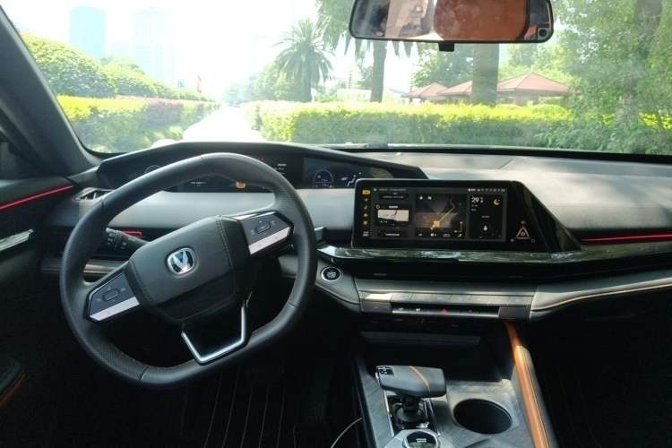Used CHANGAN UNI-V iDD 2023 ZhiDian iDD 1.5T 113km Smart & Fun Version Center Console