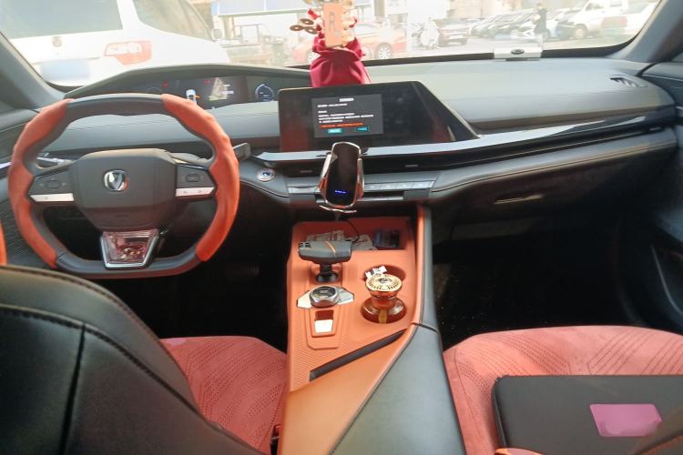 Used CHANGAN UNI-V iDD 2023 ZhiDian iDD 1.5T 113km Smart & Fun Version Center Console