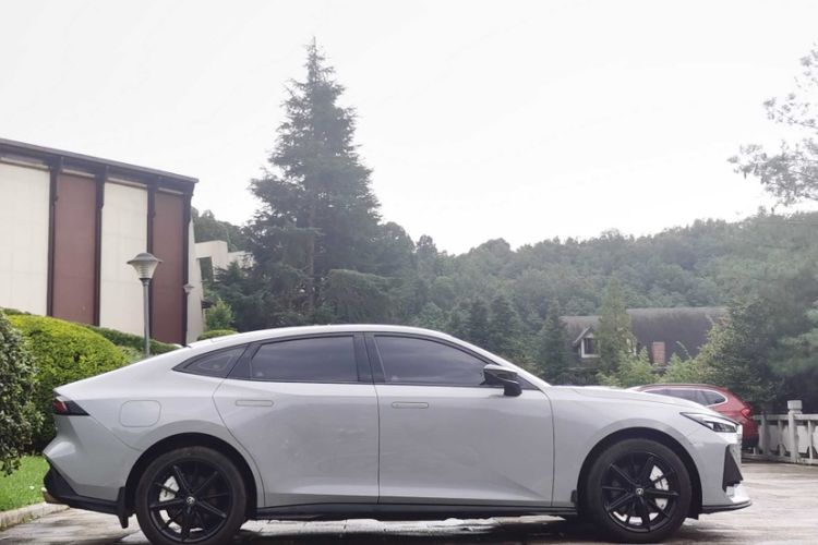 Used CHANGAN UNI-V iDD 2023 ZhiDian iDD 1.5T 113km Smart & Fun Version Exterior 4
