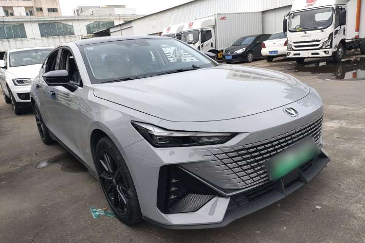 Used CHANGAN UNI-V iDD 2023 ZhiDian iDD 1.5T 113km ZhiKu Model Front Right 45 Deg