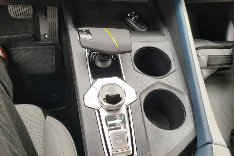 Used CHANGAN UNI-V iDD 2023 ZhiDian iDD 1.5T 113km ZhiKu Model Gear Lever