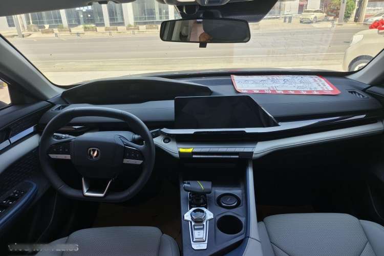 Used CHANGAN UNI-V iDD 2023 ZhiDian iDD 1.5T 113km ZhiKu Model Interior 1