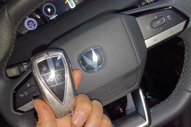 Used CHANGAN UNI-V iDD 2023 ZhiDian iDD 1.5T 113km Smart & Fun Version Interior 1