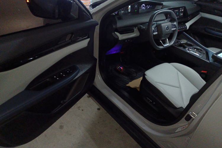 Used CHANGAN UNI-V iDD 2023 ZhiDian iDD 1.5T 113km Smart & Fun Version Interior 3