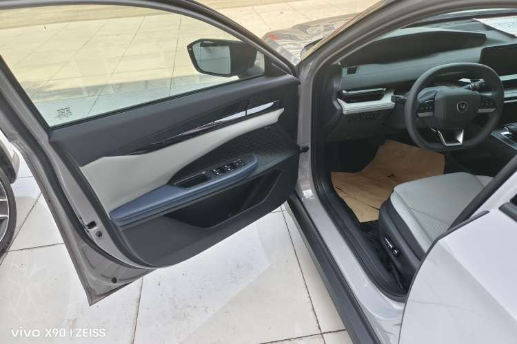 Used CHANGAN UNI-V iDD 2023 ZhiDian iDD 1.5T 113km ZhiKu Model Interior 9