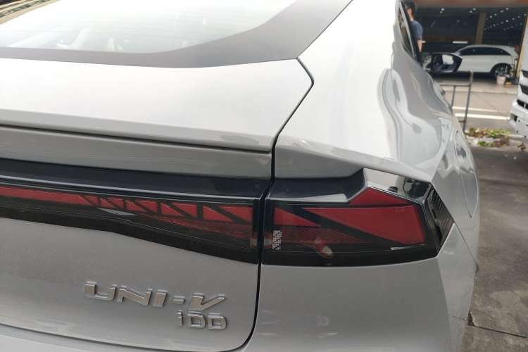 Used CHANGAN UNI-V iDD 2023 ZhiDian iDD 1.5T 113km ZhiKu Model Right Rear Taillight