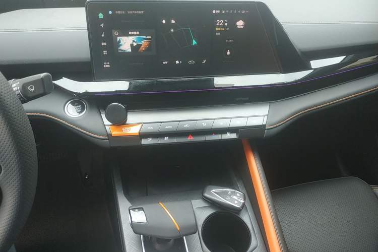 Used CHANGAN UNI-V iDD 2023 ZhiDian iDD 1.5T 113km ZhiKu Model Audio And AC Panel