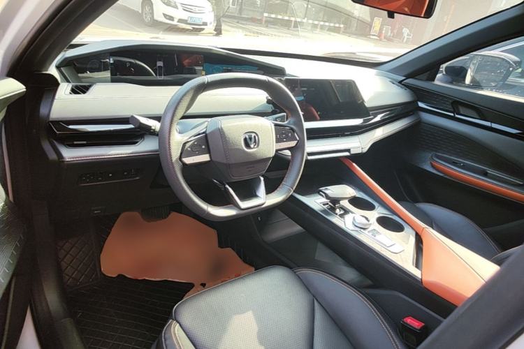 Used CHANGAN UNI-V iDD 2023 ZhiDian iDD 1.5T 113km Smart & Fun Version Center Console