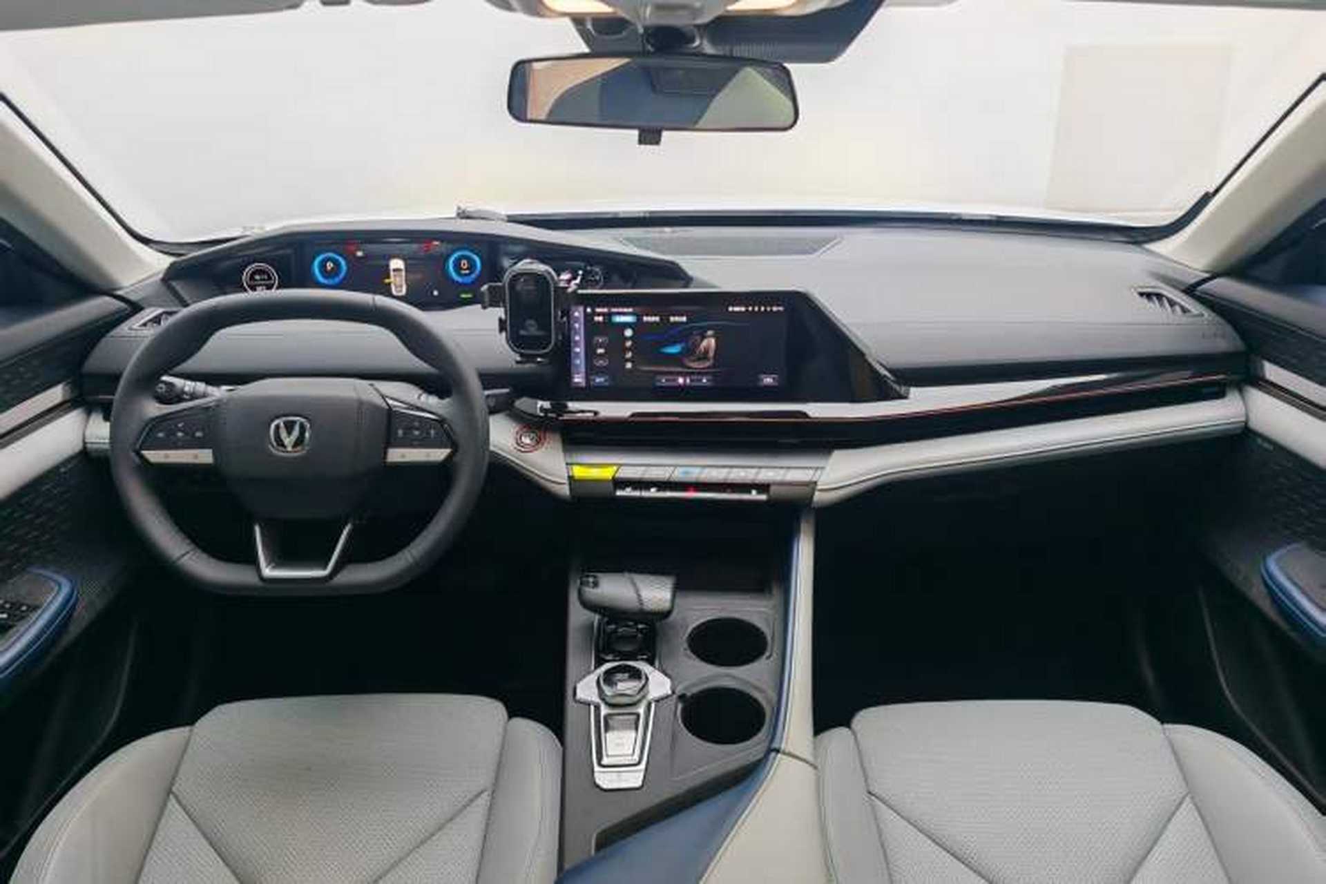 Used CHANGAN UNI-V iDD 2023 ZhiDian iDD 1.5T 113km ZhiKu Model Center Console