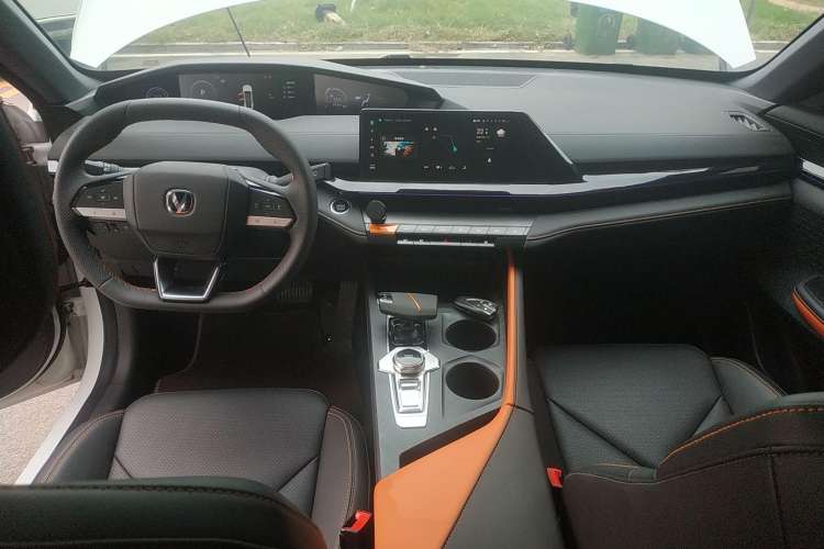 Used CHANGAN UNI-V iDD 2023 ZhiDian iDD 1.5T 113km ZhiKu Model Center Console