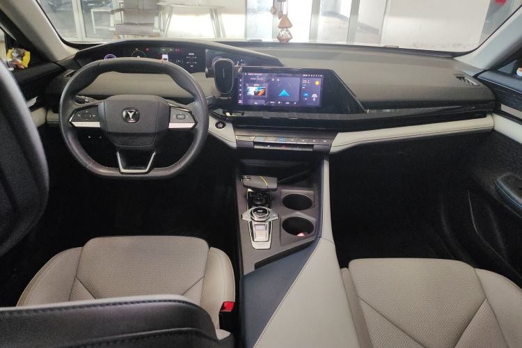 Used CHANGAN UNI-V iDD 2023 ZhiDian iDD 1.5T 113km Smart & Fun Version Center Console