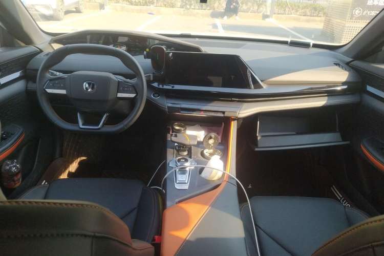 Used CHANGAN UNI-V iDD 2023 ZhiDian iDD 1.5T 113km Smart & Fun Version Center Console