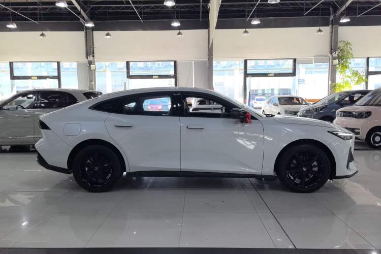 Used CHANGAN UNI-V iDD 2023 ZhiDian iDD 1.5T 113km Smart & Fun Version Exterior 2